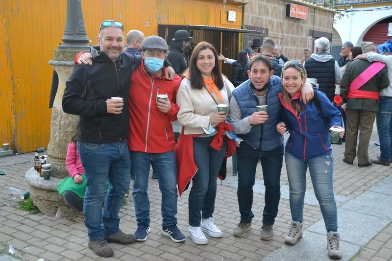 Foto 7 - Las charangas locales contin&uacute;an como foco de atracci&oacute;n del bullicio festivo diurno