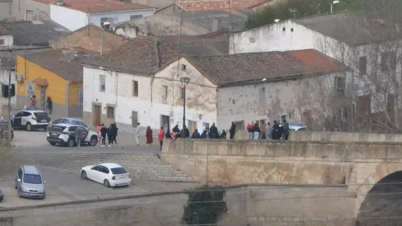 Foto 2 - La Guardia Civil lleva a cabo una operaci&oacute;n en el Arrabal del Puente