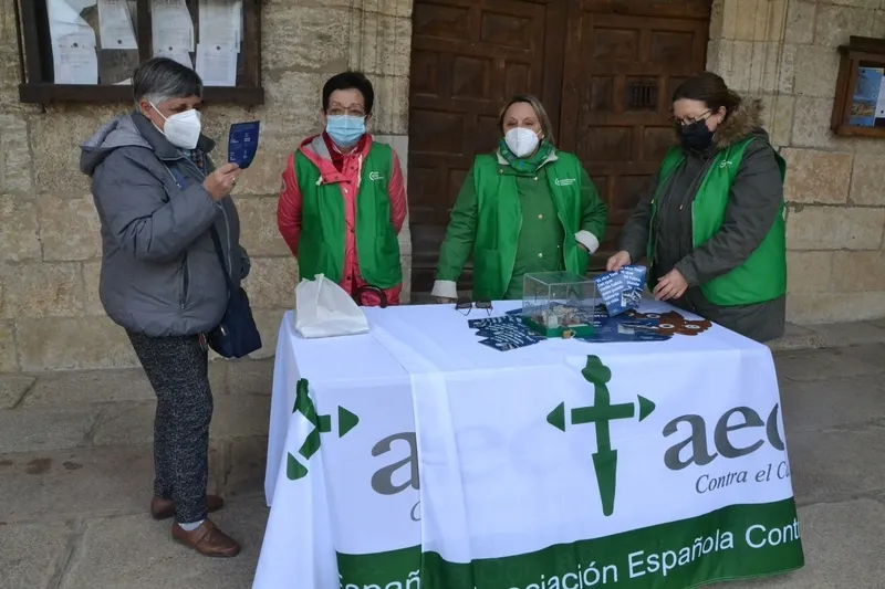 Foto 2 - La AECC conciencia en la calle sobre la importancia del &ldquo;otro test&rdquo;
