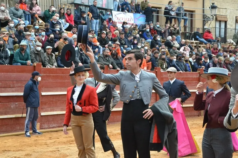 Foto 10 - Los Amigos del Alguacilillo despiden el Carnaval con la visita de la persona que les cedi&oacute; el 1&ordm; traje