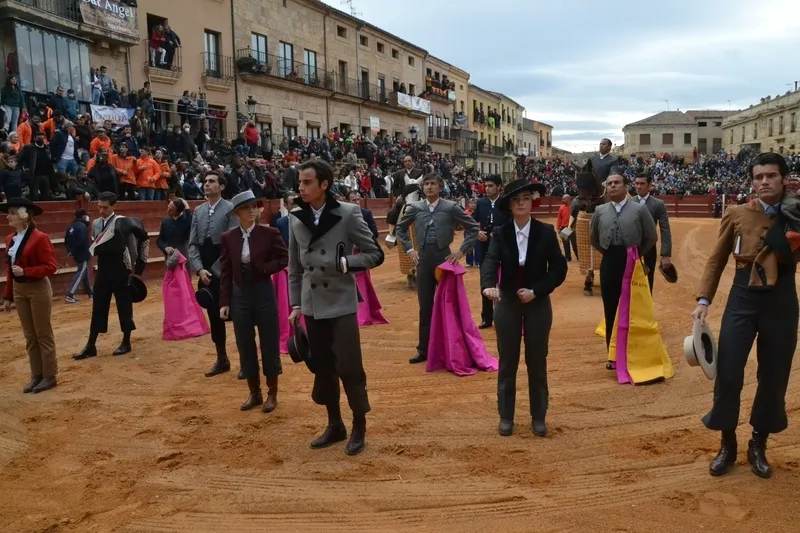 Foto 9 - Los Amigos del Alguacilillo despiden el Carnaval con la visita de la persona que les cedi&oacute; el 1&ordm; traje