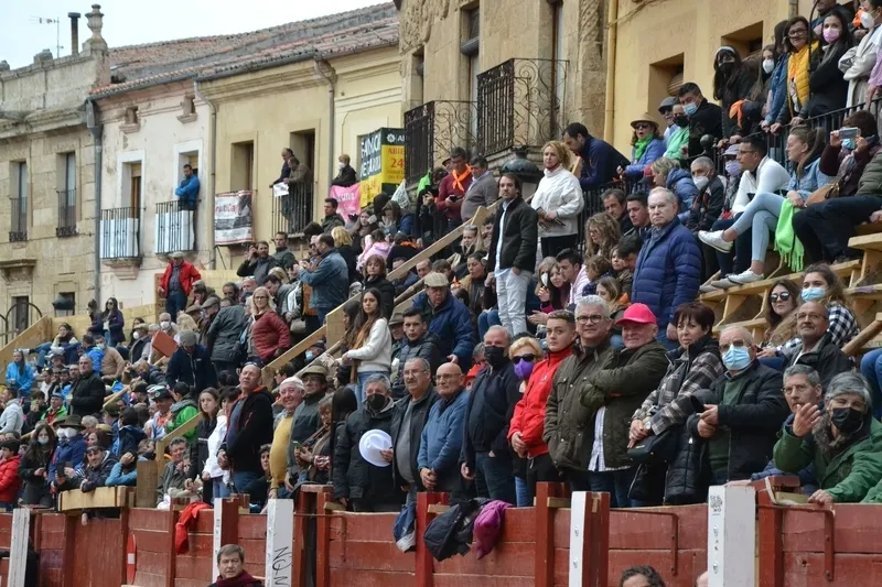 Foto 8 - Los Amigos del Alguacilillo despiden el Carnaval con la visita de la persona que les cedi&oacute; el 1&ordm; traje