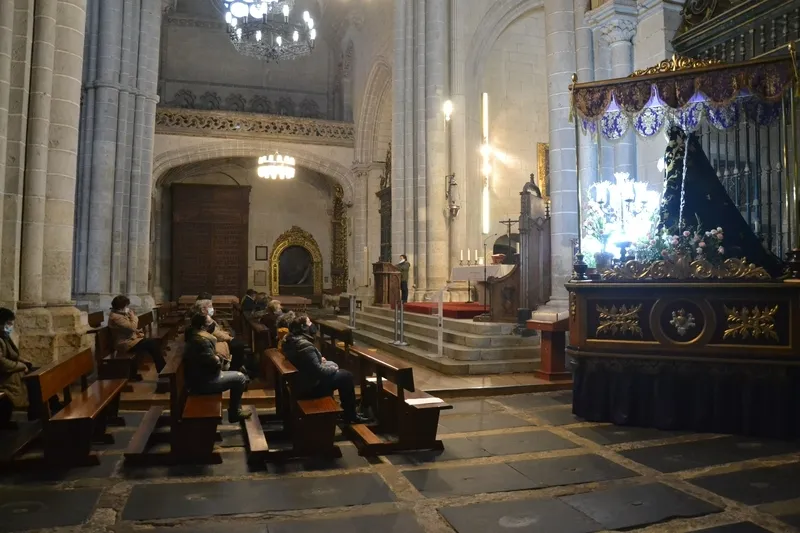 Foto 5 - Baja asistencia de fieles al inicio de la novena de La Soledad