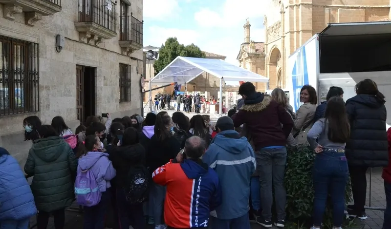Foto 2 - MasterChef graba en Ciudad Rodrigo con gran expectaci&oacute;n por parte de los mirobrigenses