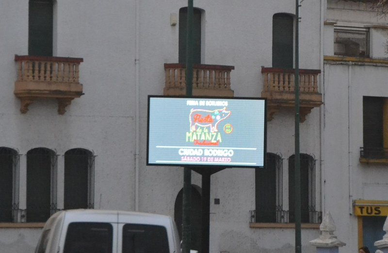 Foto 3 - Las pantallas informativas del parking del Mercado incorporan un mensaje pacifista
