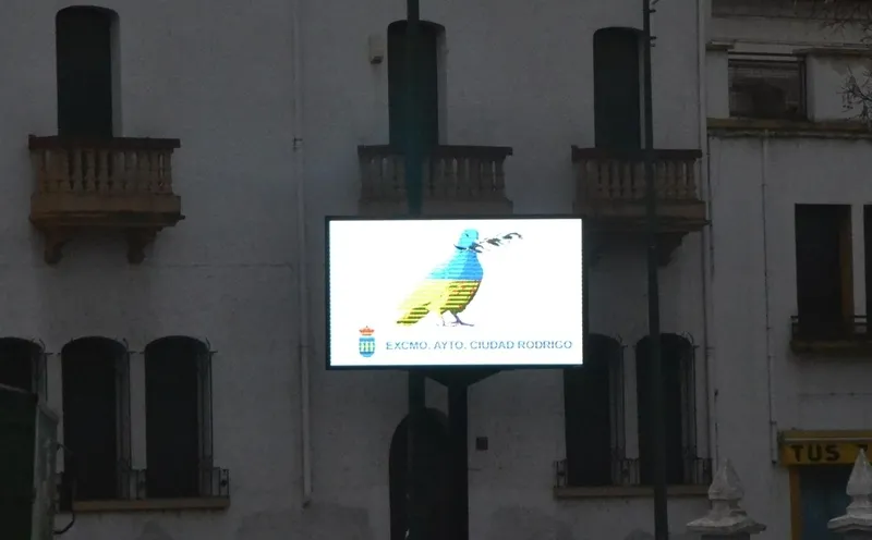 Foto 4 - Las pantallas informativas del parking del Mercado incorporan un mensaje pacifista