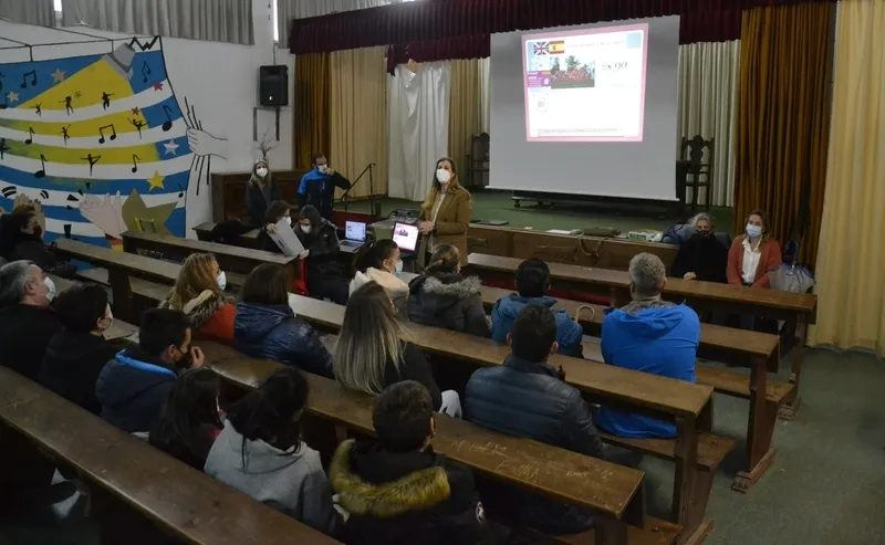 Foto 4 - El IES Fray Diego recibe a los progenitores de sus futuros alumnos