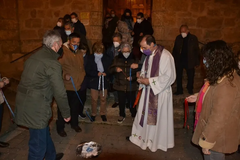 Foto 10 - Los fieles de San Crist&oacute;bal queman sus gargantillas de forma conjunta