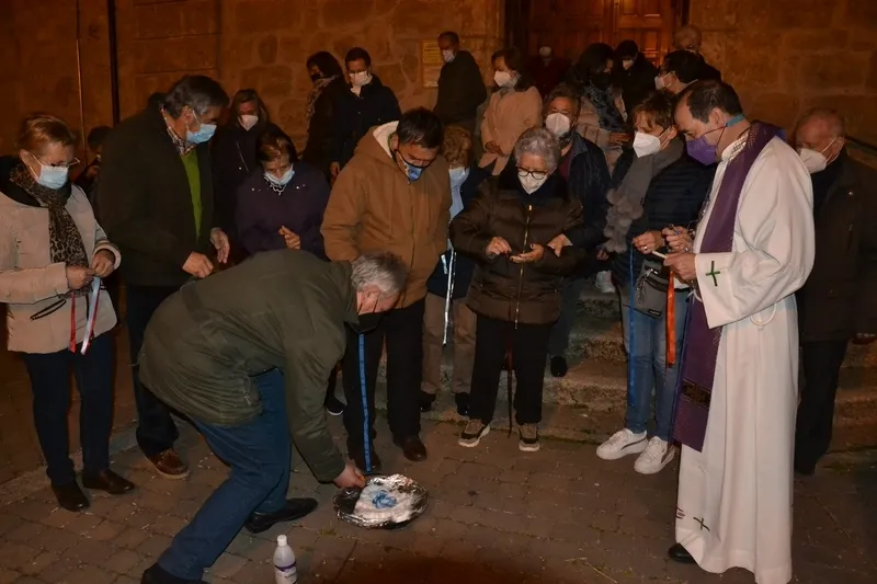 Foto 9 - Los fieles de San Crist&oacute;bal queman sus gargantillas de forma conjunta