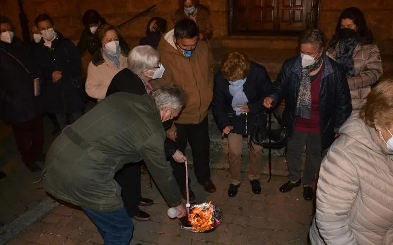 Foto 7 - Los fieles de San Crist&oacute;bal queman sus gargantillas de forma conjunta