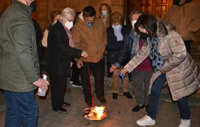 Foto 6 - Los fieles de San Crist&oacute;bal queman sus gargantillas de forma conjunta