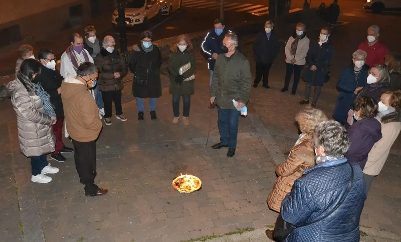 Foto 4 - Los fieles de San Crist&oacute;bal queman sus gargantillas de forma conjunta