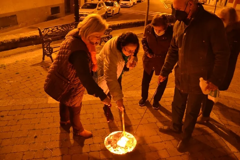 Foto 2 - Los fieles de San Crist&oacute;bal queman sus gargantillas de forma conjunta