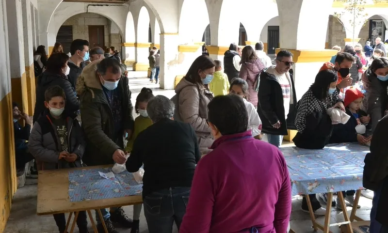 Foto 11 - Buen ambiente en la recuperada Operaci&oacute;n Bocata con unos 1.000 bocadillos repartidos