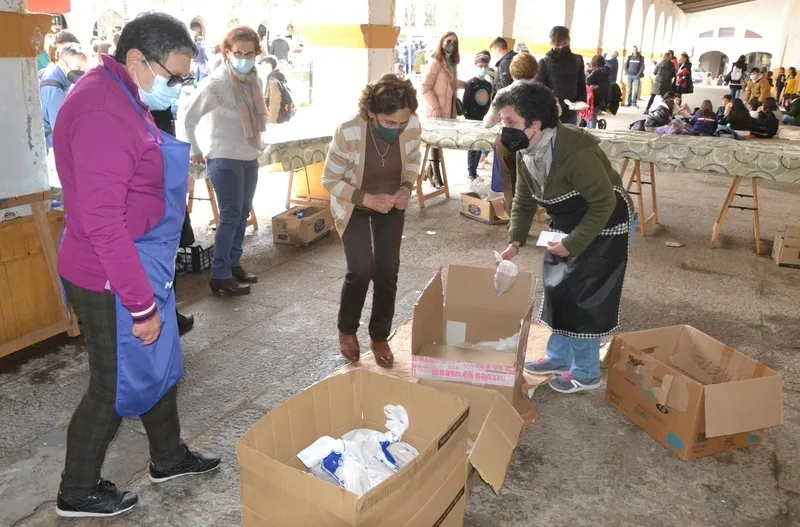 Foto 9 - Buen ambiente en la recuperada Operaci&oacute;n Bocata con unos 1.000 bocadillos repartidos