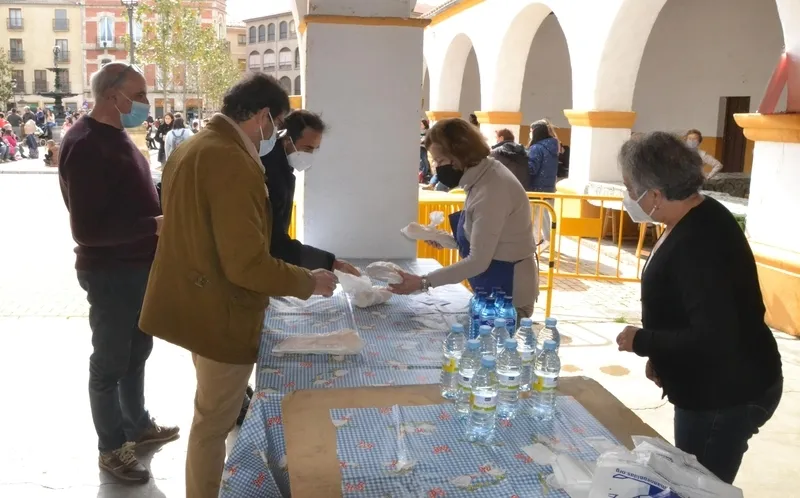 Foto 2 - Buen ambiente en la recuperada Operaci&oacute;n Bocata con unos 1.000 bocadillos repartidos