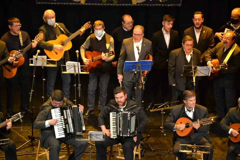 Foto 4 - La Rondalla III Columnas pone voz a la solidaridad de los mirobrigenses con Ucrania