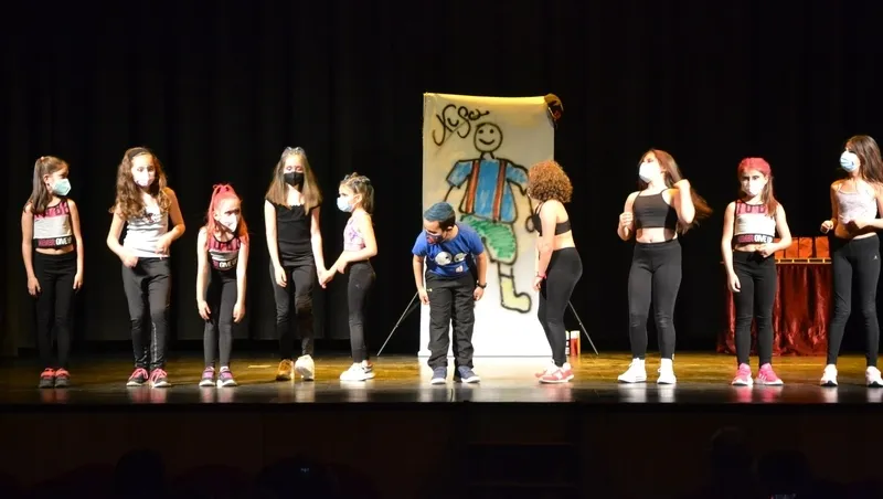 Foto 11 - Animada tarde de magia, baile y humor en el Teatro Nuevo con fines solidarios