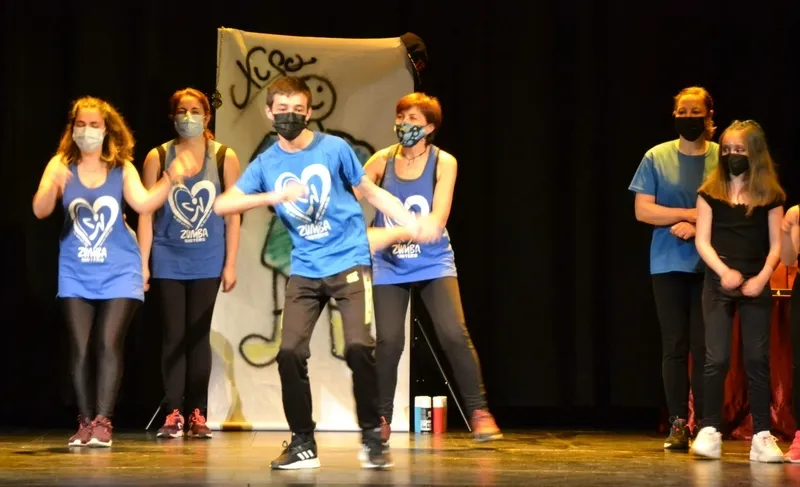 Foto 10 - Animada tarde de magia, baile y humor en el Teatro Nuevo con fines solidarios