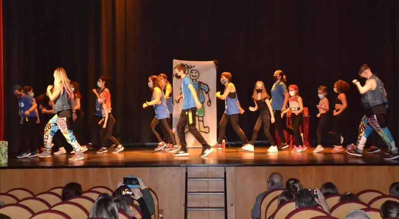 Foto 9 - Animada tarde de magia, baile y humor en el Teatro Nuevo con fines solidarios