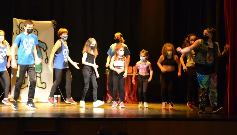 Foto 7 - Animada tarde de magia, baile y humor en el Teatro Nuevo con fines solidarios