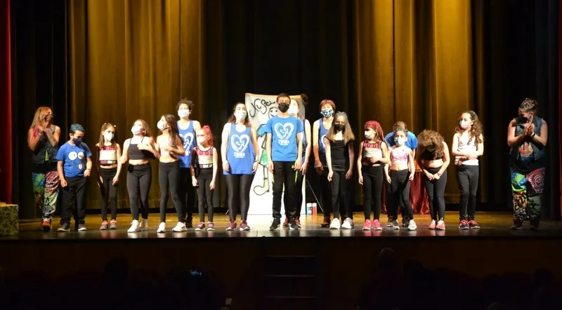 Foto 6 - Animada tarde de magia, baile y humor en el Teatro Nuevo con fines solidarios