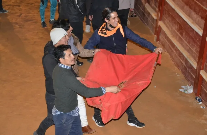 Foto 2 - Buen juego de los toros donados por los constructores de los tablaos en una noche de fenomenal ambiente