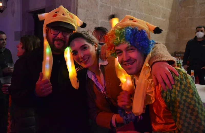 Foto 4 - Las charangas locales contin&uacute;an como foco de atracci&oacute;n del bullicio festivo diurno