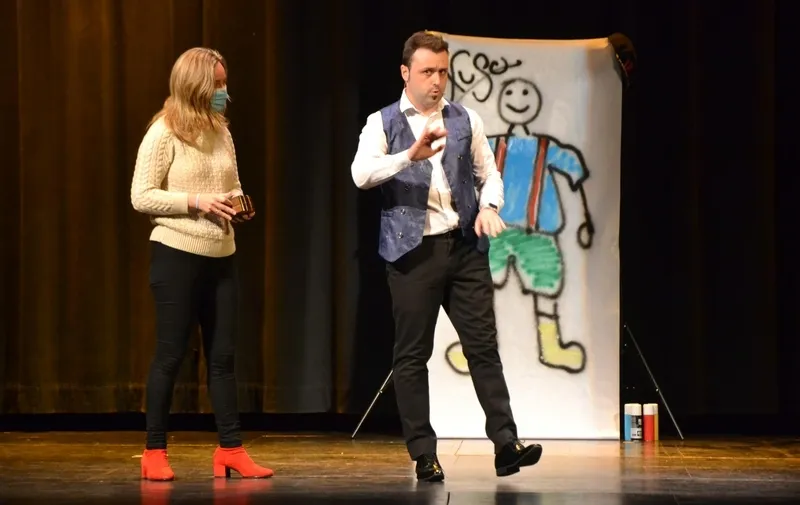 Foto 4 - Animada tarde de magia, baile y humor en el Teatro Nuevo con fines solidarios