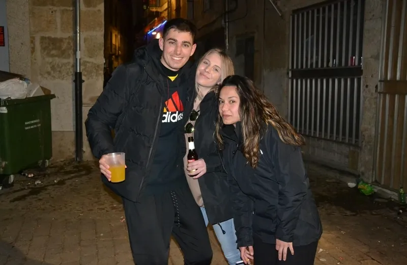 Foto 3 - Las charangas locales contin&uacute;an como foco de atracci&oacute;n del bullicio festivo diurno