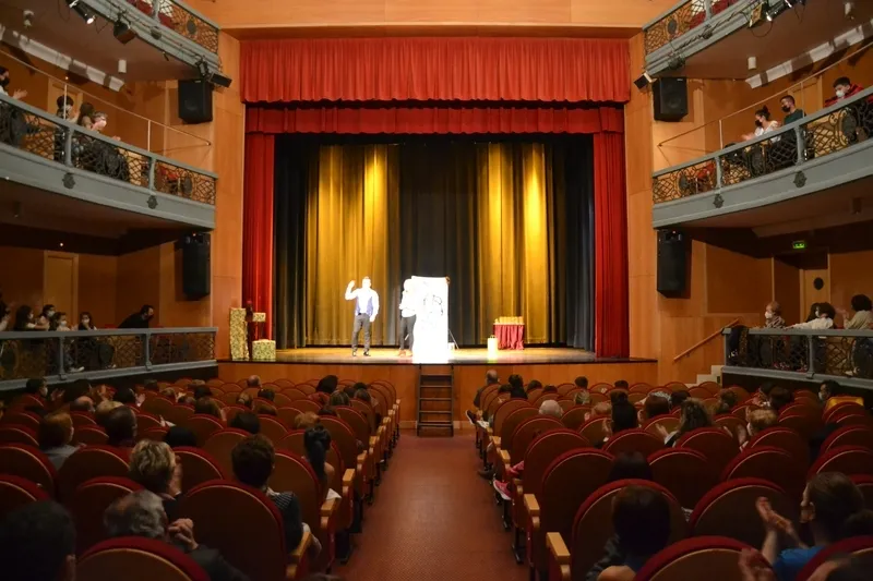 Foto 2 - Animada tarde de magia, baile y humor en el Teatro Nuevo con fines solidarios