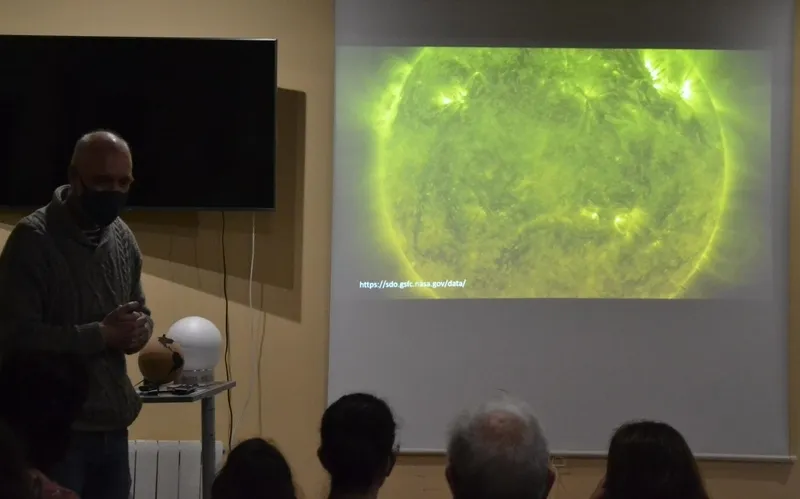 Foto 3 - Astr&oacute;briga explica los entresijos del Sistema Solar