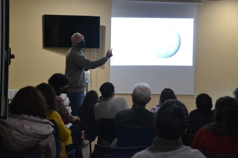 Foto 2 - Astr&oacute;briga explica los entresijos del Sistema Solar