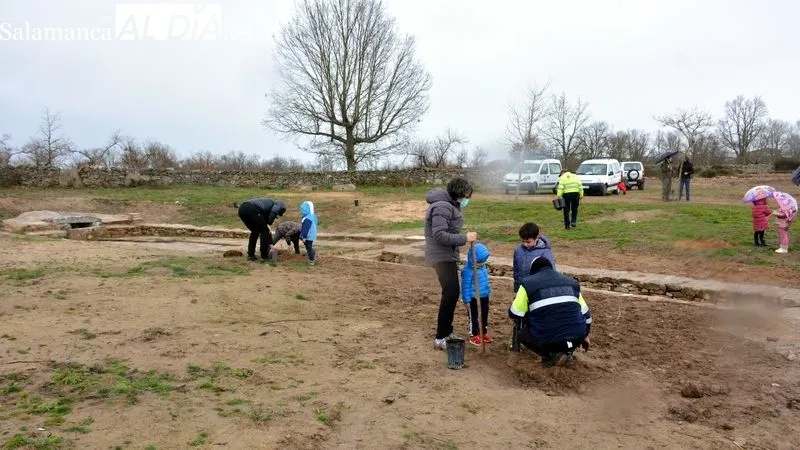 Niños y mayores participaron en la plantación de árboles en Valdeperijo