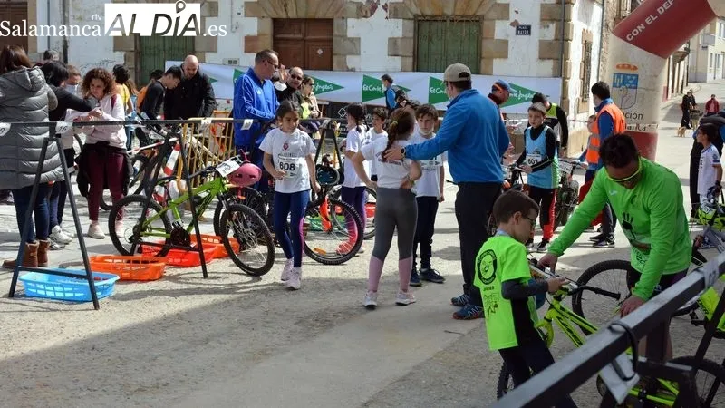 El equipo Escuela de Triatlón Salmantina triunfó en el duatlón de Lumbrales