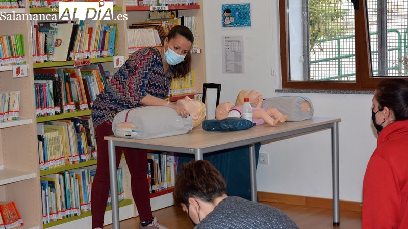 Los asistentes al taller realizaron prácticas de RCP y comprensión con muñecos