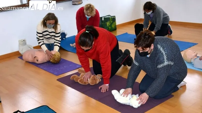 Los asistentes al taller realizaron prácticas de RCP y comprensión con muñecos