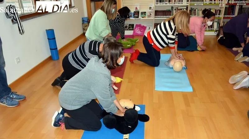 Los asistentes al taller realizaron prácticas de RCP y comprensión con muñecos