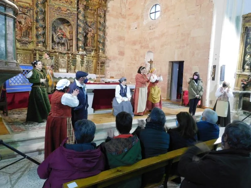 Foto 6 - Espino de la Orbada vive la magia del teatro con 'Buscando a Nebrija'