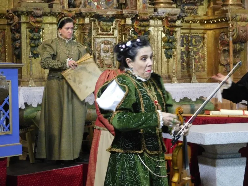 Foto 4 - Espino de la Orbada vive la magia del teatro con 'Buscando a Nebrija'