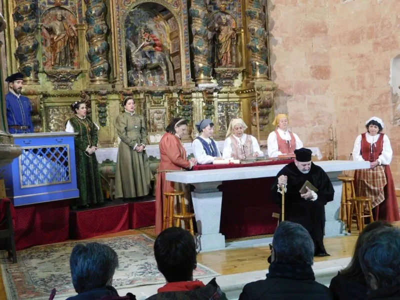 Foto 2 - Espino de la Orbada vive la magia del teatro con 'Buscando a Nebrija'