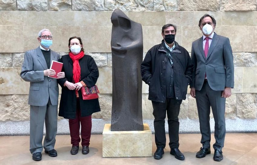 Los hijos del artista salmantino Agustín Casillas, junto a la escultura “El Dolor” que han donado a la ciudad