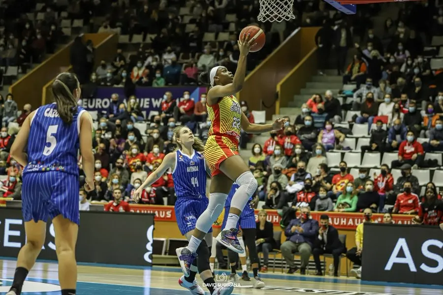 Foto 9 - El Perfumer&iacute;as Avenida acaricia la Final Four dos veces en Fontajau... y Salamanca dictar&aacute; sentencia (81-79)