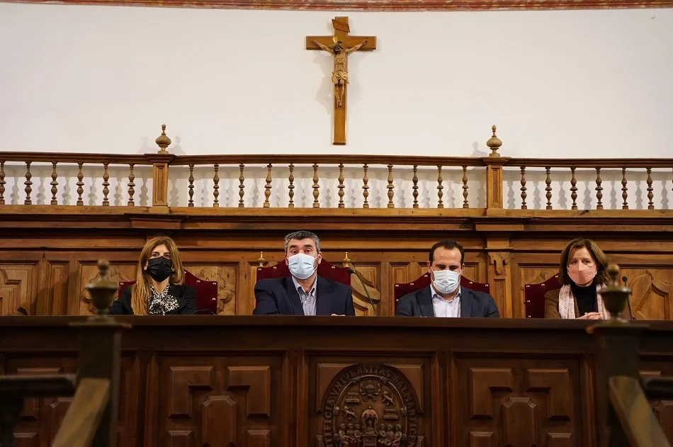 El vicerrector de Internacionalización y Estudiantes, Juan Manuel Castro y el alcalde del Ayuntamiento de Santa Marta, David Mingo