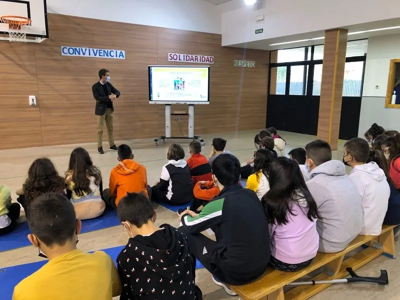 Más de un centenar de alumnos de Salamanca en el Programa 'Empresa Familiar en las aulas' junto con las empresas Cárnicas Iglesias y Zaldi.