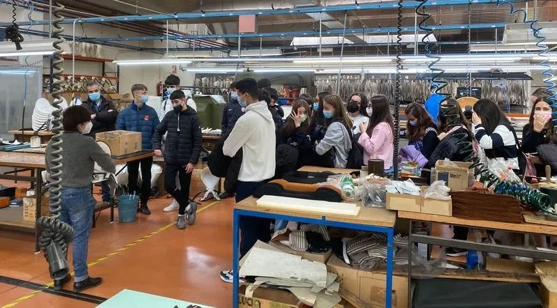 Más de un centenar de alumnos de Salamanca en el Programa 'Empresa Familiar en las aulas' junto con las empresas Cárnicas Iglesias y Zaldi.