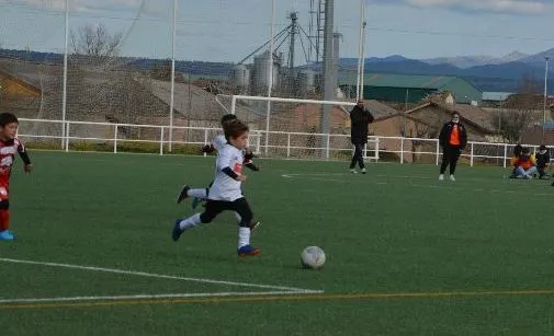 Foto 7 - #M [5|6 MAR] Los m&aacute;s peques del Ciudad Rodrigo CF muestran su apoyo a Ucrania antes de sus partidos
