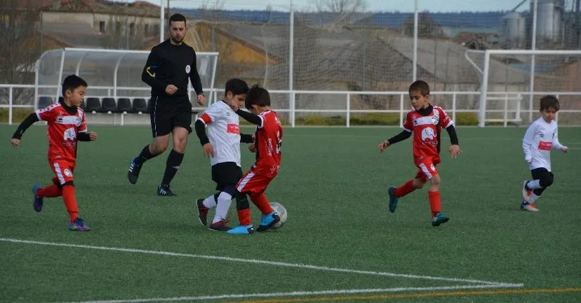 Foto 5 - #M [5|6 MAR] Los m&aacute;s peques del Ciudad Rodrigo CF muestran su apoyo a Ucrania antes de sus partidos