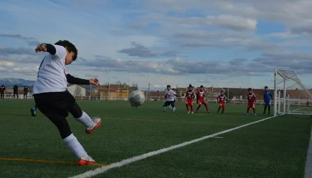 Foto 4 - #M [5|6 MAR] Los m&aacute;s peques del Ciudad Rodrigo CF muestran su apoyo a Ucrania antes de sus partidos