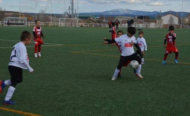 Foto 3 - #M [5|6 MAR] Los m&aacute;s peques del Ciudad Rodrigo CF muestran su apoyo a Ucrania antes de sus partidos